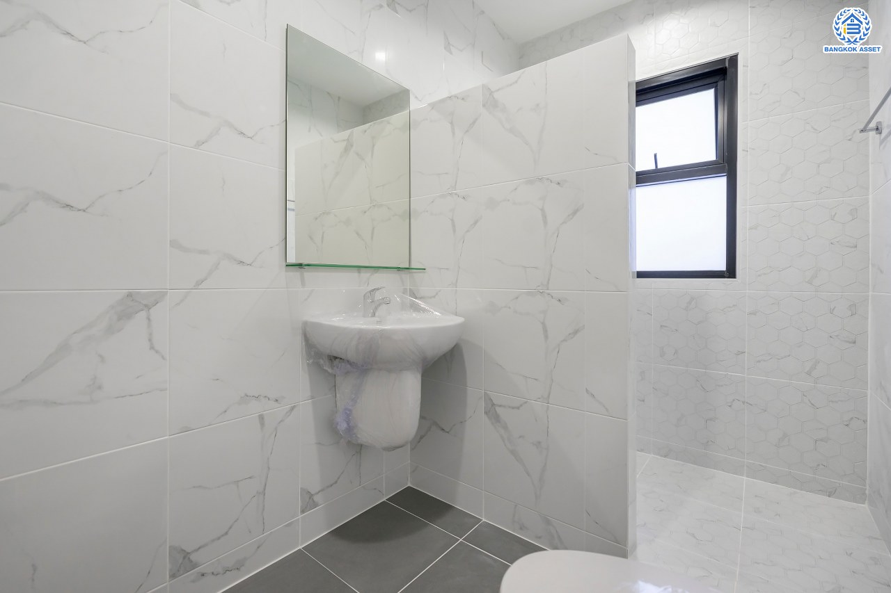 บ้านมือสองตกแต่งใหม่ ม.นาคนิวาส37 ลาดพร้าว เนื้อที่ 28 ตร.ว. ฟังก์ชัน 4 ห้องนอน 3 ห้องน้ำ 1 ที่จอดรถ พร้อม บนทำเลใจกลางเมือง! เชื่อมต่อทั้งถนนประเสริฐมนูญกิจ, เกษตร-นวมินทร์, ลาดพร้าว, รัชโยธินฯ ใกล้ทางด่วนฉลองรัช และรถไฟฟ้าสายสีน้ำเงิน "สถานีลาดพร้าว"...